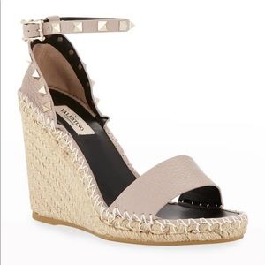 Valentino Rockstud Wedges in Poudre. Size 36.